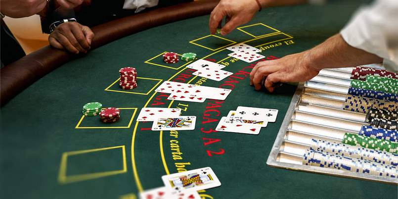 Hình ảnh các Dealer trong sòng casino thường thấy trên TV